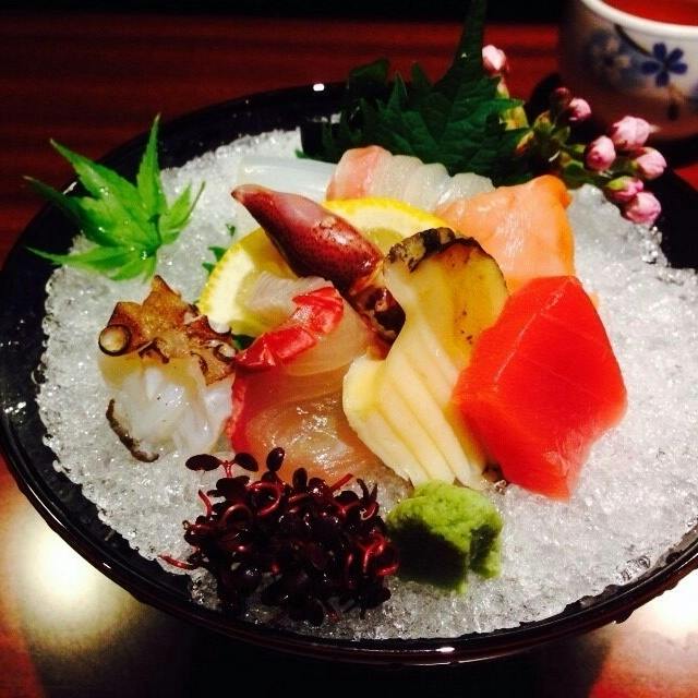 花を添えた、氷の上の造りの盛り合わせ