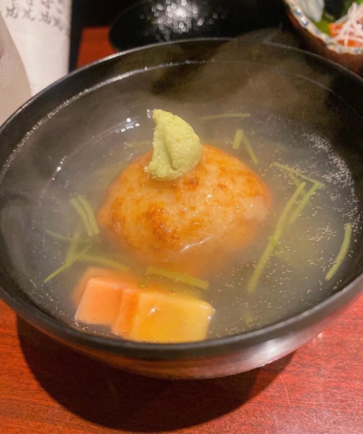 澄んだ出汁に浮かぶ、焼き目のついたまんじゅう