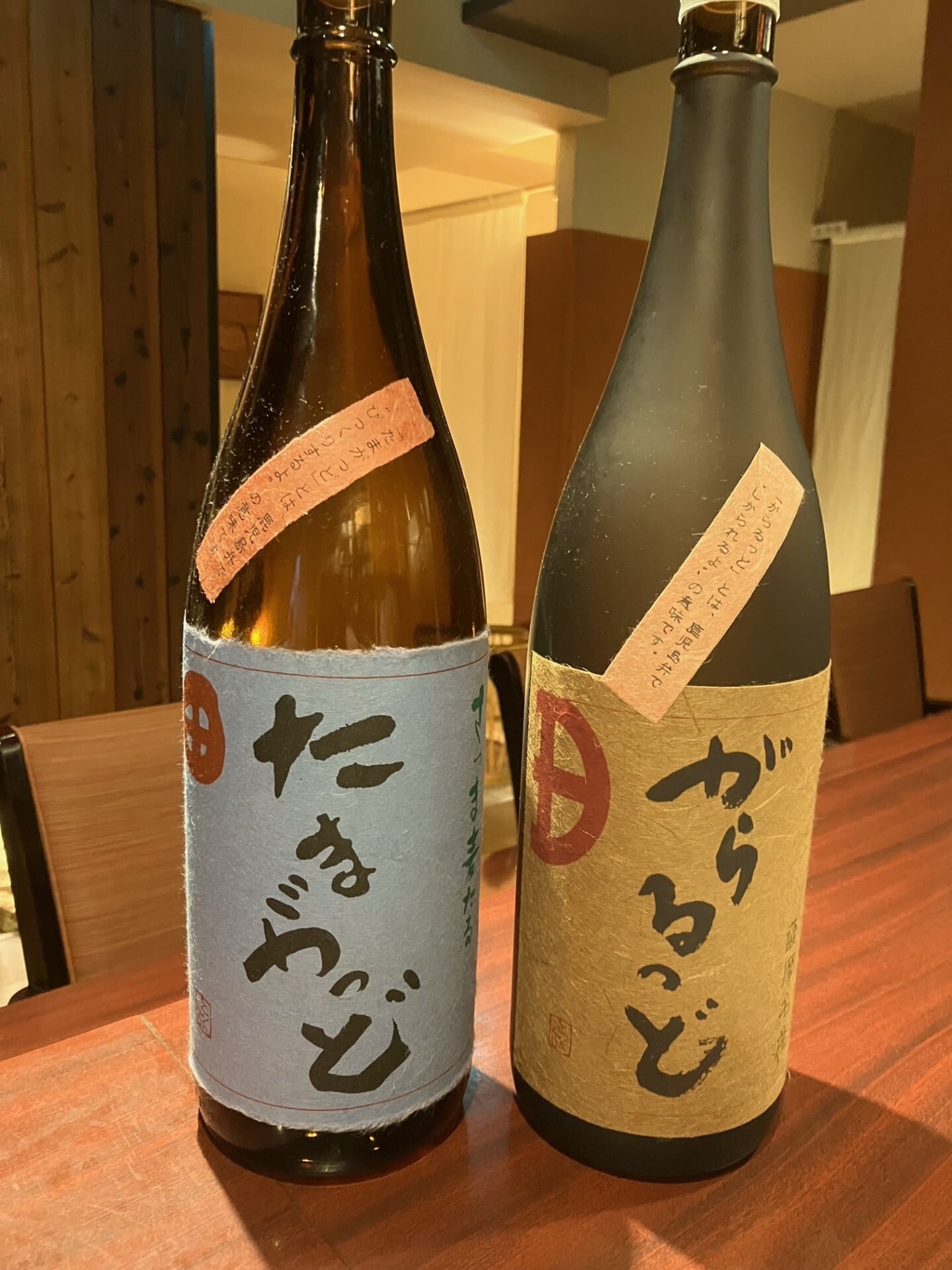 手書きのラベルの焼酎、二本