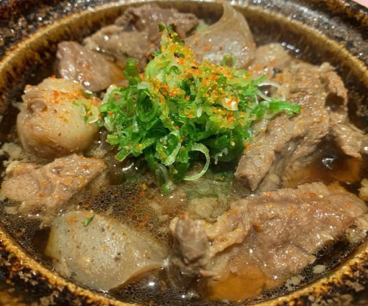 すじとこんにゃくの煮込み、たっぷりの青ねぎ